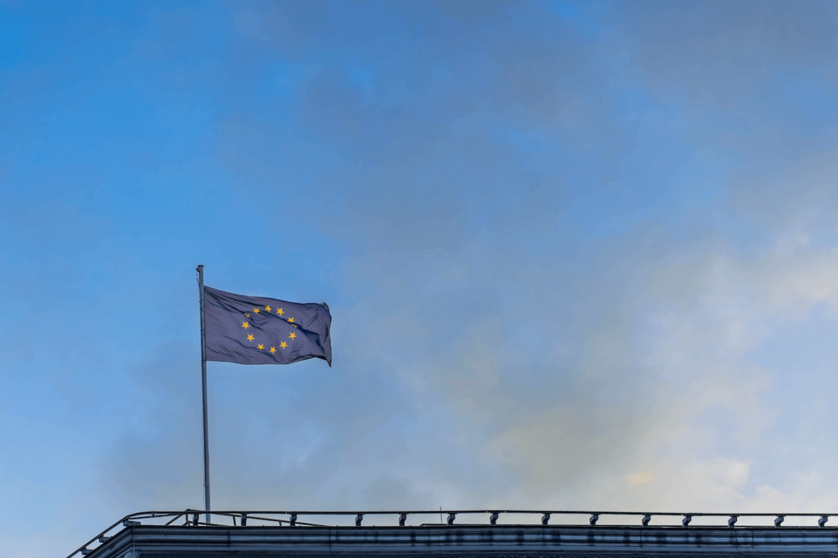VIR: Freepik.com - EU zastava na prostem.